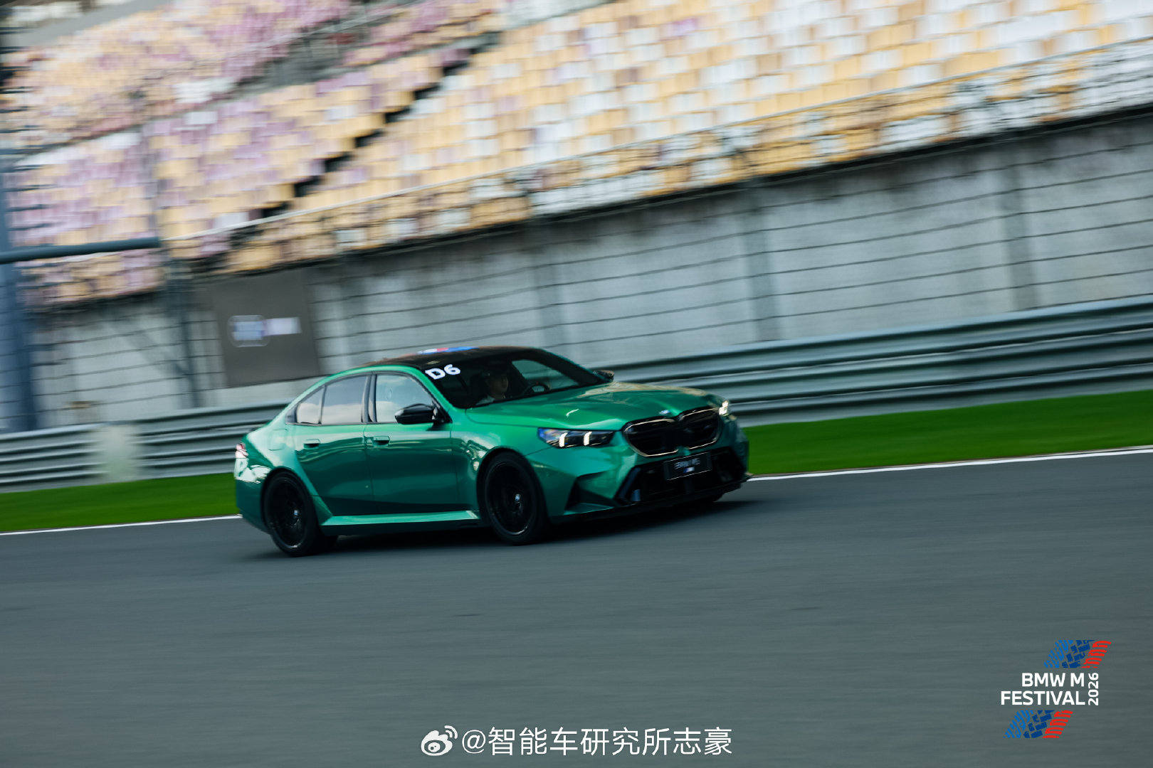y1s1，250km/h极速，对于一台585匹，百公里加速3.5s的电机V8来说，有点保守了。

大直道干等，不知道的还以为忘记升档了[污]  ​