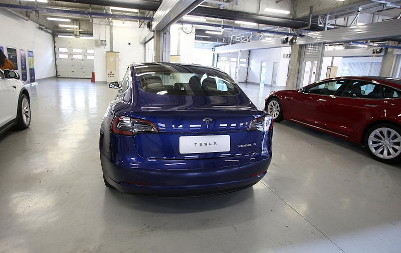 有人后悔买特斯拉model3吗？身边真的有好几个提了车的朋友吐槽踩坑的。
2019年入手的北京车主，当年听销售忽悠花5.6万锁了FSD，说很快就能落地完全自动驾驶，结果等了6年，到现在车只能跑高速基础跟车变道，露天停车场自动召唤、城区全场景通行这些当初吹的功能一个都没兑现。2025年官方推送城区辅助