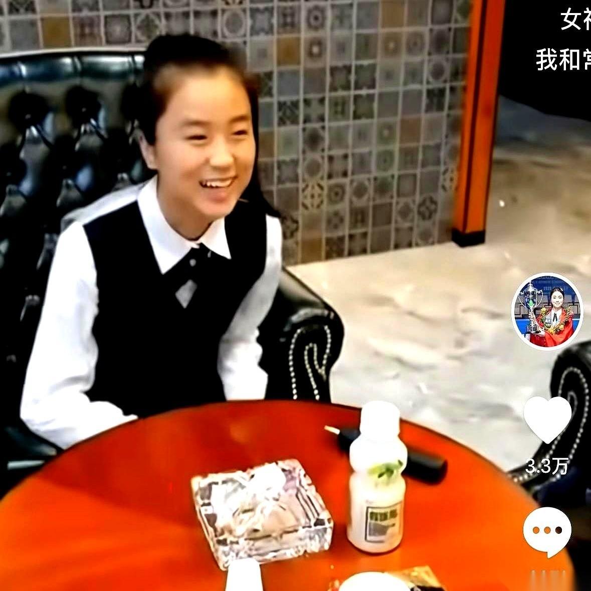 斯诺克武汉公开赛刚落幕，常冰玉端着冠军奖杯的光环还没散去，一段祝贺视频直接把他拉回了“灰头土脸”的童年。
发视频的是女选手白雨露。屏幕一亮，一张像素略渣的老照片“啪”地甩了出来。照片里，现在人高马大的新科冠军，当年竟是个毛头小子，头顶甚至还没旁边的白雨露高，一双眼睛透着完全没褪干净的稚气，呆愣愣地看