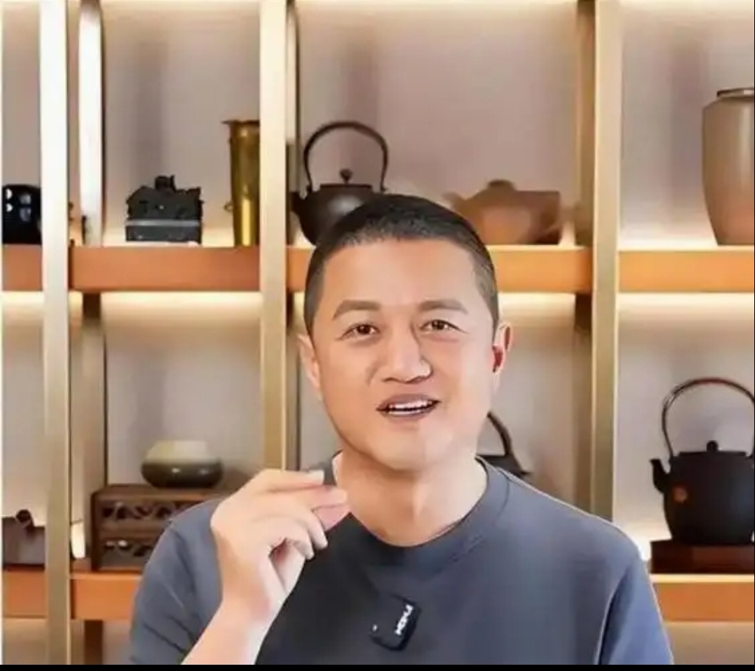 复婚生子谣言戳破！李亚鹏迎来好消息，新身份曝光，王菲果真没看走眼
 
谁都记得之前网上传得有鼻子有眼，说李亚鹏复婚还生了孩子，到头来本人直接出面辟谣。所谓复合全是网友脑补，他跟海哈金喜只是为了女儿正常打交道，俩人早就结束婚姻关系。
 
谣言平息之后，李亚鹏反倒有了新动静。不再做台前演员，扎到云南搞文