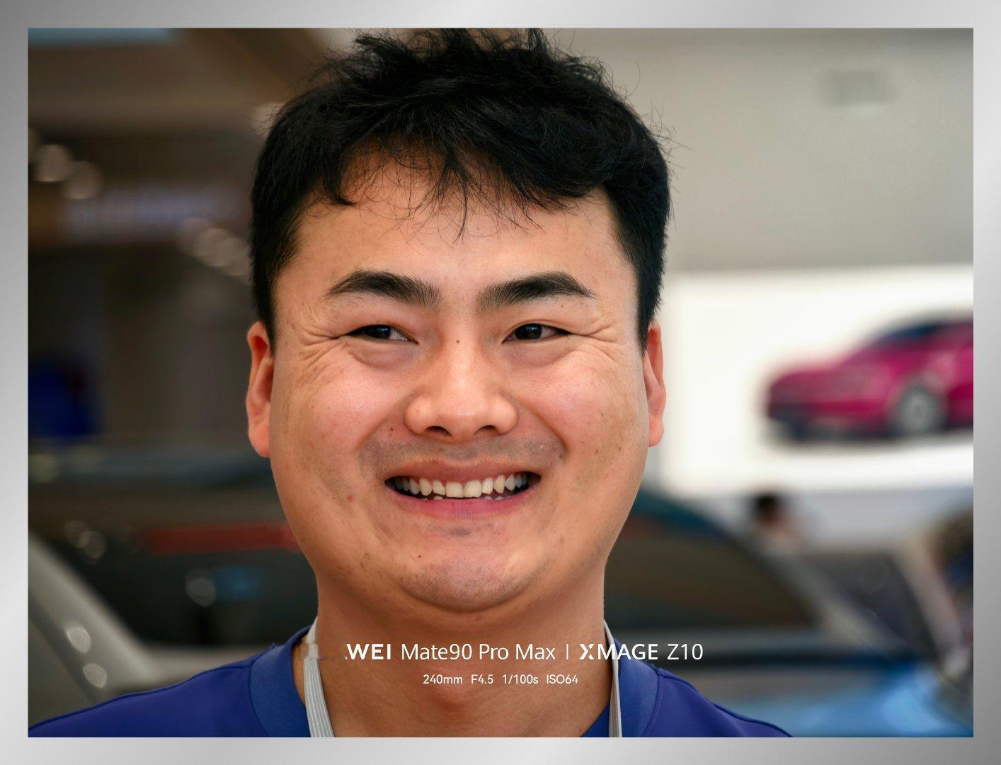 华为睿影Z10模块相机，到底表现如何？上午去店里看了看，用它拍了一张店里的小伙子，开了 240 mm，相当于 10 倍光学变焦，自然光线拍摄，大家感觉一下效果。 ​