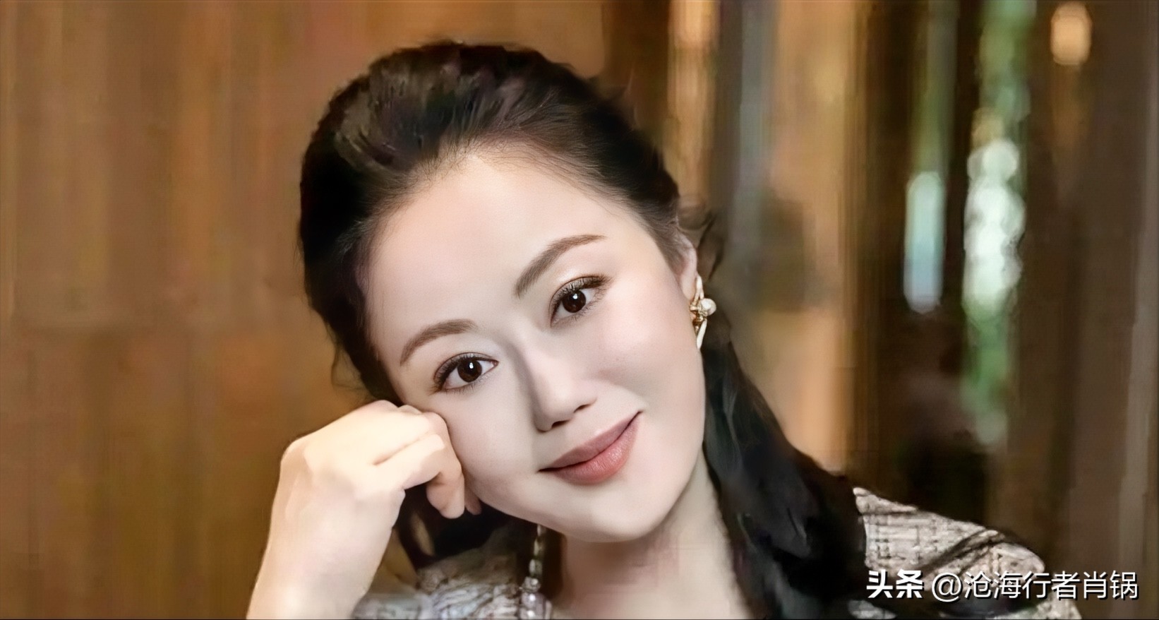 全港等她破产，60岁章小蕙却靠直播卖出1.8亿。

1997年金融危机，章小蕙背上两亿五千万债务，全香港的媒体都在等着看她申请破产。

2002年，前夫钟镇涛先倒了，担保人也倒了，她账户里只剩三千港币，愣是没走那条路。

白天带孩子，夜里给十几家报刊写穿搭专栏，一周最多写十九个版面，一天睡三四个小时