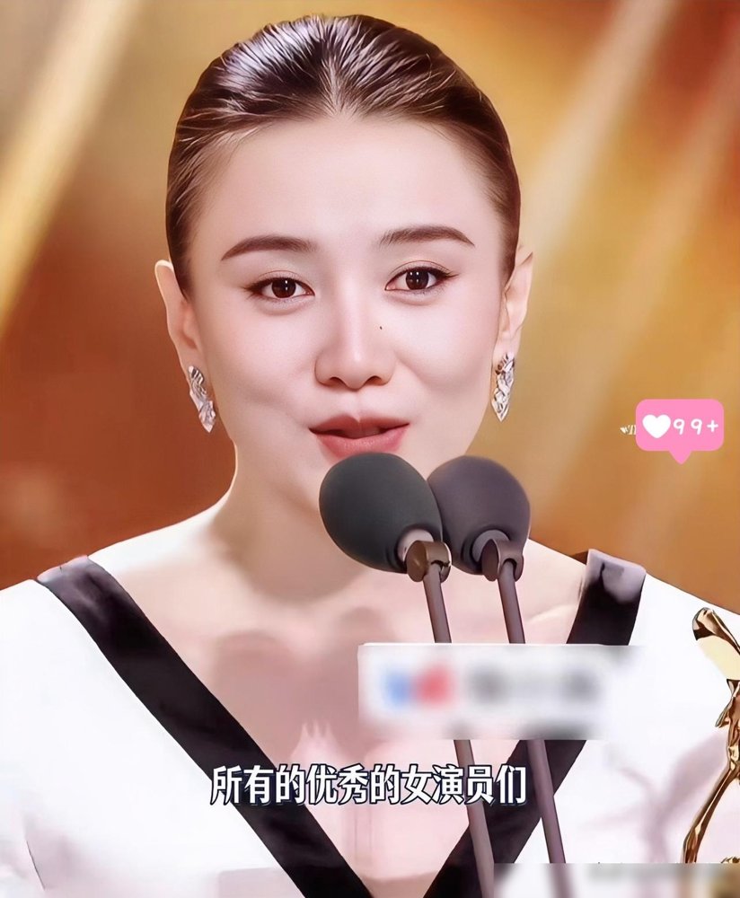 宋佳这张脸，真扛得住。
金鹰奖拿最佳女主角，她还是那个大光明发型，一根碎发都不留。别的女明星红毯上恨不得换八个造型，她倒好，从白玉兰到金鹰，发型就没变过。
这种发型太考验骨相了，额头、颧骨、下颌线全露在外面，稍微有点不流畅就翻车。宋佳偏偏撑住了，还撑出了一种说不出的硬气。你看着她站在台上，就觉得