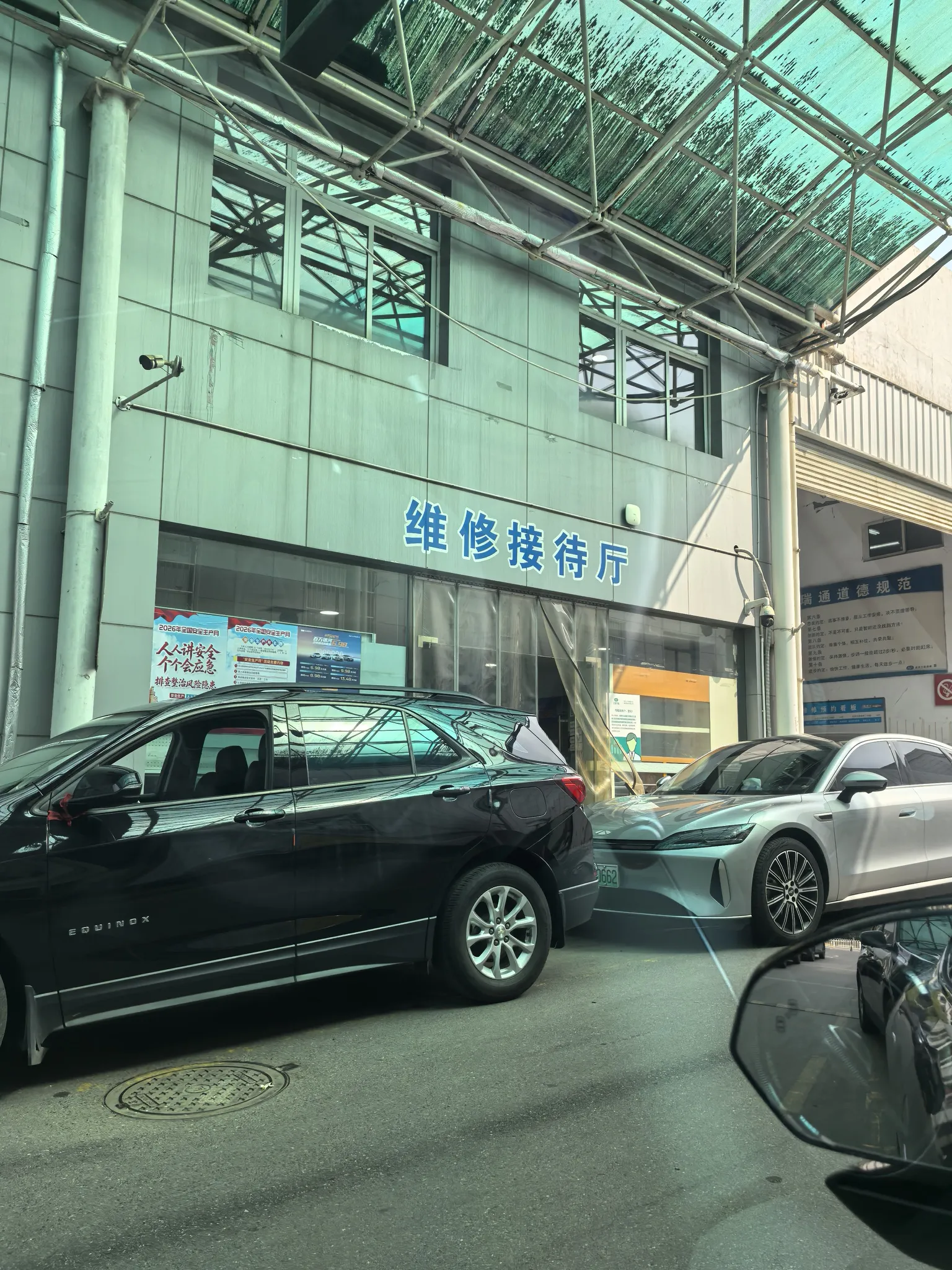 吉利银河TT新车就有问题，售后工人师傅确定两边安全带设备里面异响，需要更换安全带设备。