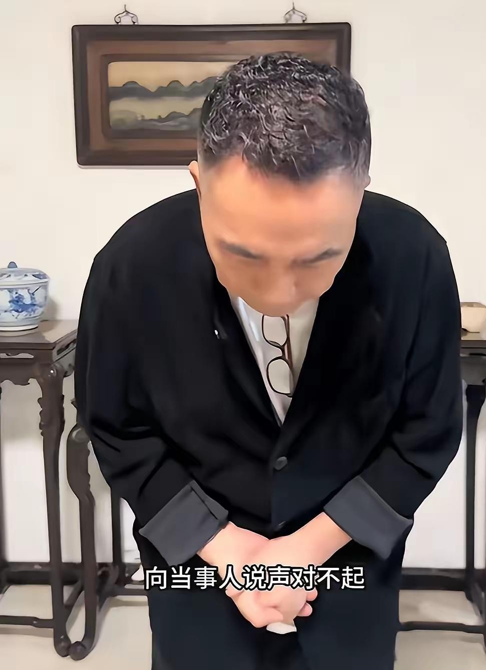 杨议鞠躬道歉，终究是晚了！接连6场演出全被叫停，属地文旅部门已介入核查，身上还背着374.18万元债务没清，早被限制高消费。谁能想到，在杨光相声社的舞台上，只因台下一位三十出头的观众随口喊了句“杨老五”，杨议当场撩起大褂，指着台下足足骂了半天。

这事最让人唏嘘的，其实是传统园子被网络流量反噬的狼狈