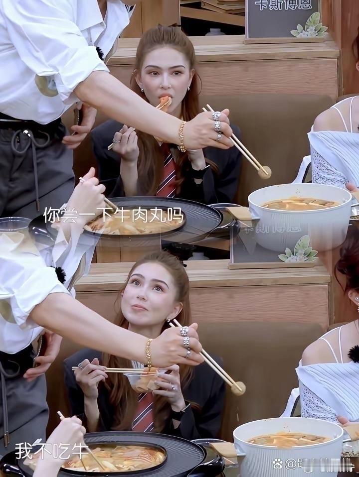 她！不！吃！牛！
但她的表情比牛肉还嫩！!
昆凌这个画面，我直接设成屏保了
谁懂啊，当妈的人怎么还能这么奶！! ​