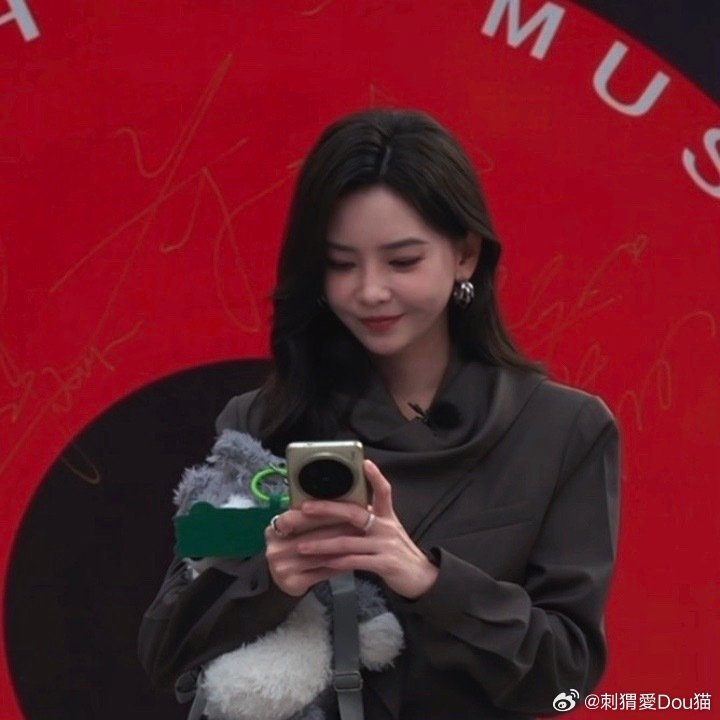 #于文文[超话]##于文文音乐缘计划3首录嘉宾#
宝宝笑猫猫挠头 
看到我家孩子这么开心我就放心惹 ​