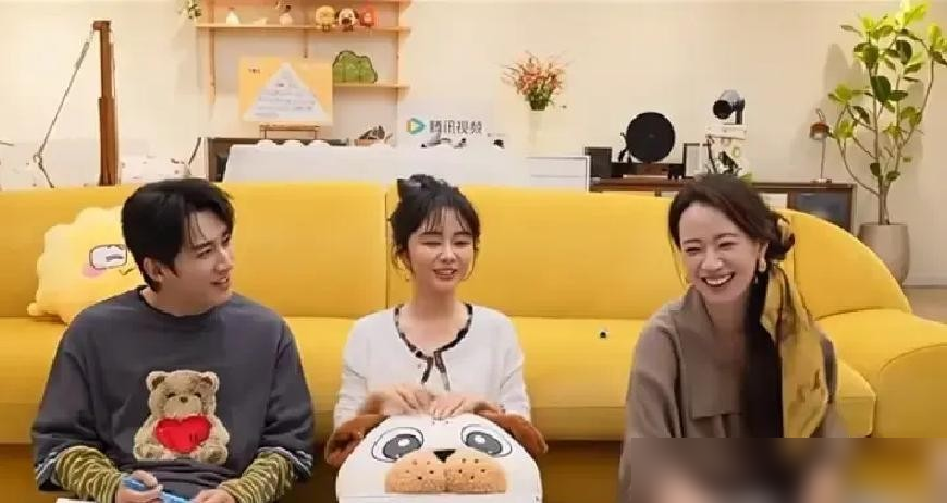 刘学义上一秒还在夸谭松韵文静温柔，李梦下一秒就迷糊接话：说我呢？
结果刘学义眼皮都没抬，直接怼回去：你照照镜子。全场笑疯。
俩人合作《兰香如故》演的是对有名无实的纯恨夫妻，戏里互相算计，戏外更是没一句客气话。
上《你好星期六》，李梦凑过去问是不是羡慕她穿搭，刘学义直接把椅子往旁边一挪：离远点看
