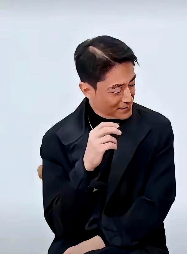 林心如劝他做医美，46岁的霍建华直接回了句不在意。

一块肥皂洗全身，穿套西装黑高领去现场，发缝宽了、细纹显着，连镜头都不躲。另一头林心如拿着世新硕士和华鼎奖，做制片、上活动，一天都没停过。

看惯了满屏的精修脸，见男神肯素着老去，大家心里反倒一松。

但换作是你，真肯像他这样彻底不营业不医美，踏实