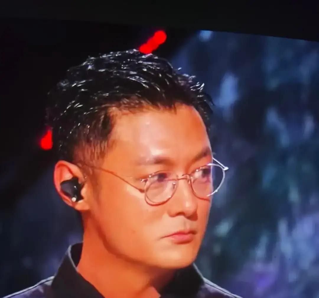 最近45岁的余文乐登台唱了首《等》，台下一片唏嘘，都在感慨“港味浓郁”，可更多人是在惊讶他居然还会唱歌。这事仔细想想挺荒谬的，他2004年拿金曲奖的那张专辑《生还者》，在当时也是实打实的成绩，可这二十多年来愣是没人提，大家提起他，脑子里弹出来的依然是“2003年尖沙咀的年轻警员”

22岁演完《无间