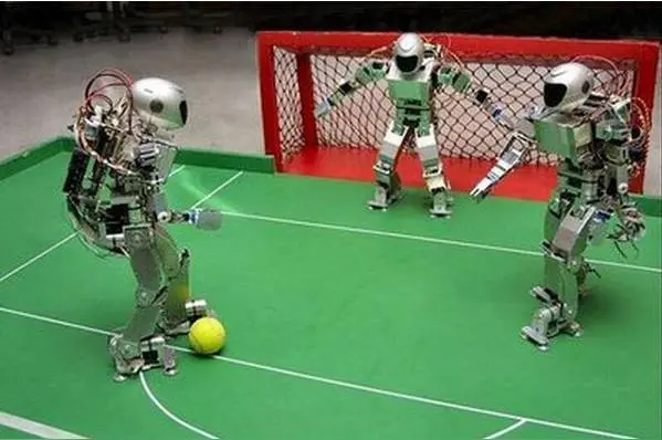 世界人形机器人运动会，真的看呆了所有人！
 
第二届世界人形机器人运动会在北京正式开赛，赛事规模迎来全面升级，六大洲十六个国家的六百多支队伍、两千多台机器人同台比拼，五十一个竞赛项目轮番上演，全方位展现出国产人形机器人飞速进步的硬核实力。
 
今年的赛场，早就不局限于简单的跑