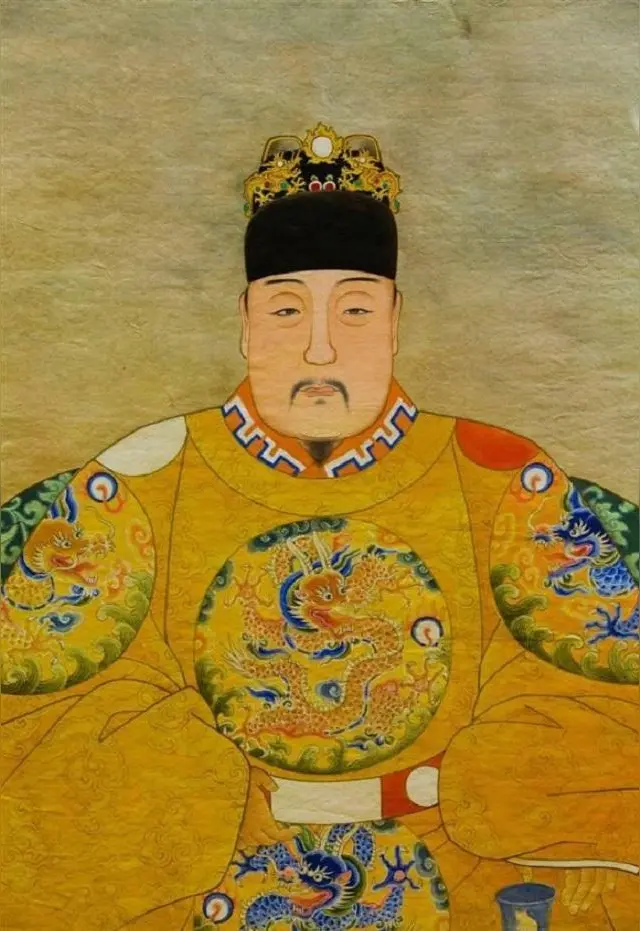 崇祯皇帝：一个拼命想救大明的人，为何还是成了亡国之君？

在中国历史上，崇祯皇帝朱由检一直是一个非常令人唏嘘的人物。

因为他和很多典型亡国之君并不一样。

他不昏庸；
不贪图享乐；
甚至称得上勤政。

《明史》中记载，崇祯经常深夜批阅奏章，长期节衣缩食，试图挽救危局。

可问题是：

越努力，