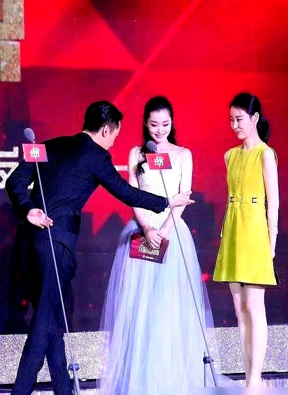国剧盛典名场面：胡歌转身牵走王乐君，一身长裙的宋轶直接被晾在聚光灯下。

眼看场面要僵，靳东走上前伸出手。有了舞伴，转圈时靳东顺势扶住宋轶后背，带她顺着引导恢复状态，把原本尴尬的停顿硬是接顺了。

现在好多人拿谁牵了谁、谁扶了背大做文章，脑补各种关系。其实把扶背细节放回转圈过程里看，跳舞本来就需要配