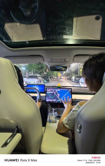 和正在等车的尚界Z7女车主一起去乐山玩，回程中她开车，对华为智驾更喜欢...