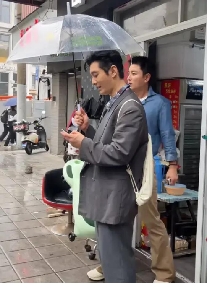 同样是人到中年经历过一场轰轰烈烈的散伙，贾乃亮在直播间扯着嗓子一天卖几个亿，黄晓明却穿着满是褶子的衣服在综艺里踏踏实实洗菜。
看似天差地别，其实都是在找下半场的活路。
贾乃亮是真把所谓的明星包袱摔碎在地上。四十多岁的男演员处境有多尴尬？演偶像剧太老，演长辈又不够岁数，戏约肉眼可见地变少。他索性彻