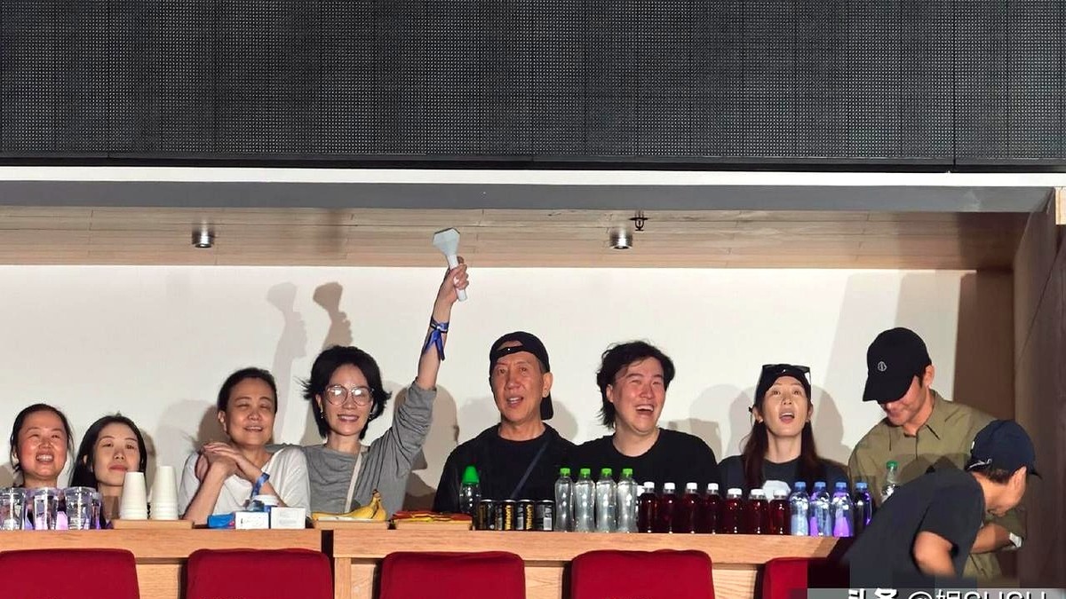 那英这场演唱会，台下的阵容简直比台上还热闹。

王菲、宋丹丹、殷秀梅这些平时难得一见的大咖，全坐到了观众席。

镜头扫过去，张碧晨、周笔畅、李维嘉都在。连井冈山一家四口也来了。

一票圈内熟脸聚在一起。大家私下看演出，没穿礼服也没端着，状态都很放松。就像是老友包场聚个会。

歌迷买一张票，顺带看了半