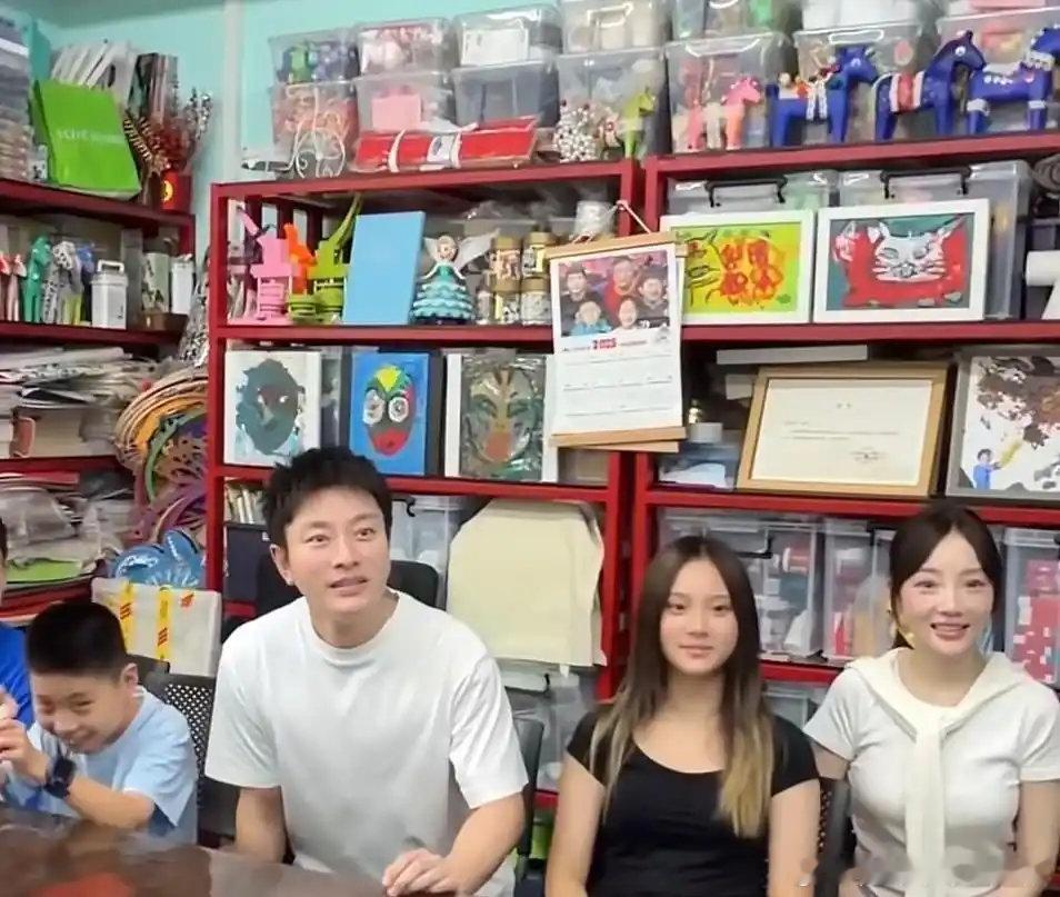 13岁甜馨坐在爸妈中间，帮忙搬水果尿不湿，贾乃亮一家给脑瘫儿童送物资，画面温馨 ​