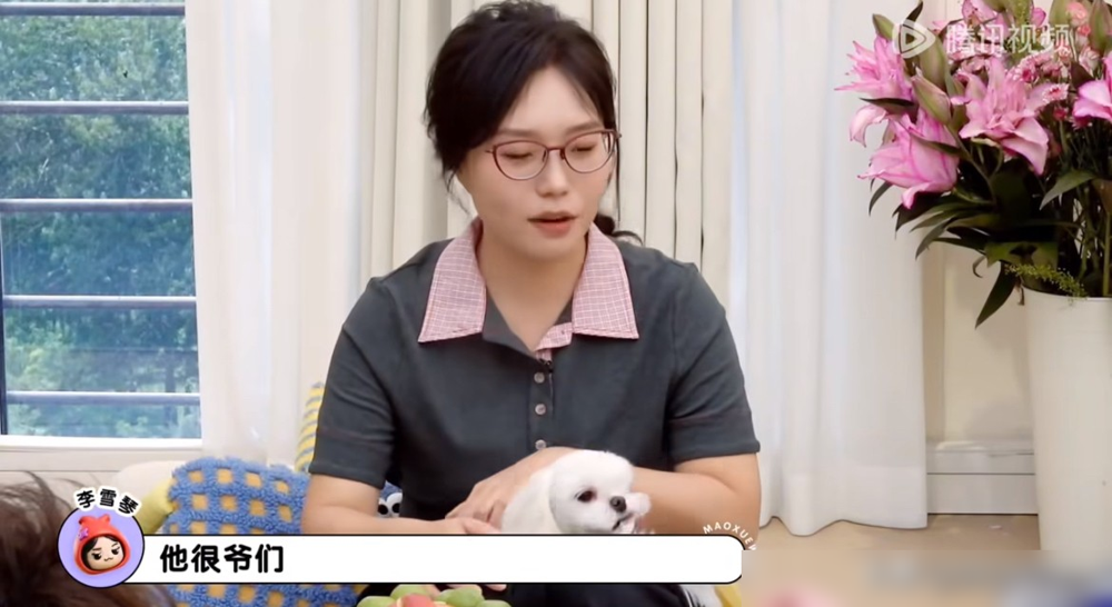 李雪琴是真敢牵线，当着镜头就把李一桐和王子奇往一块儿撮合。
毛雪汪那期，李一桐说自己跟王子奇压根不认识，李雪琴马上接话，说可以认识认识，还提了句期待合作。旁边王佳佳也帮腔，说王子奇是同龄男演员里最成熟的，爷们儿，个儿还高。
李一桐听完脸都红了，直接来一句：怎么感觉你们。。不好意思了都。
当红花