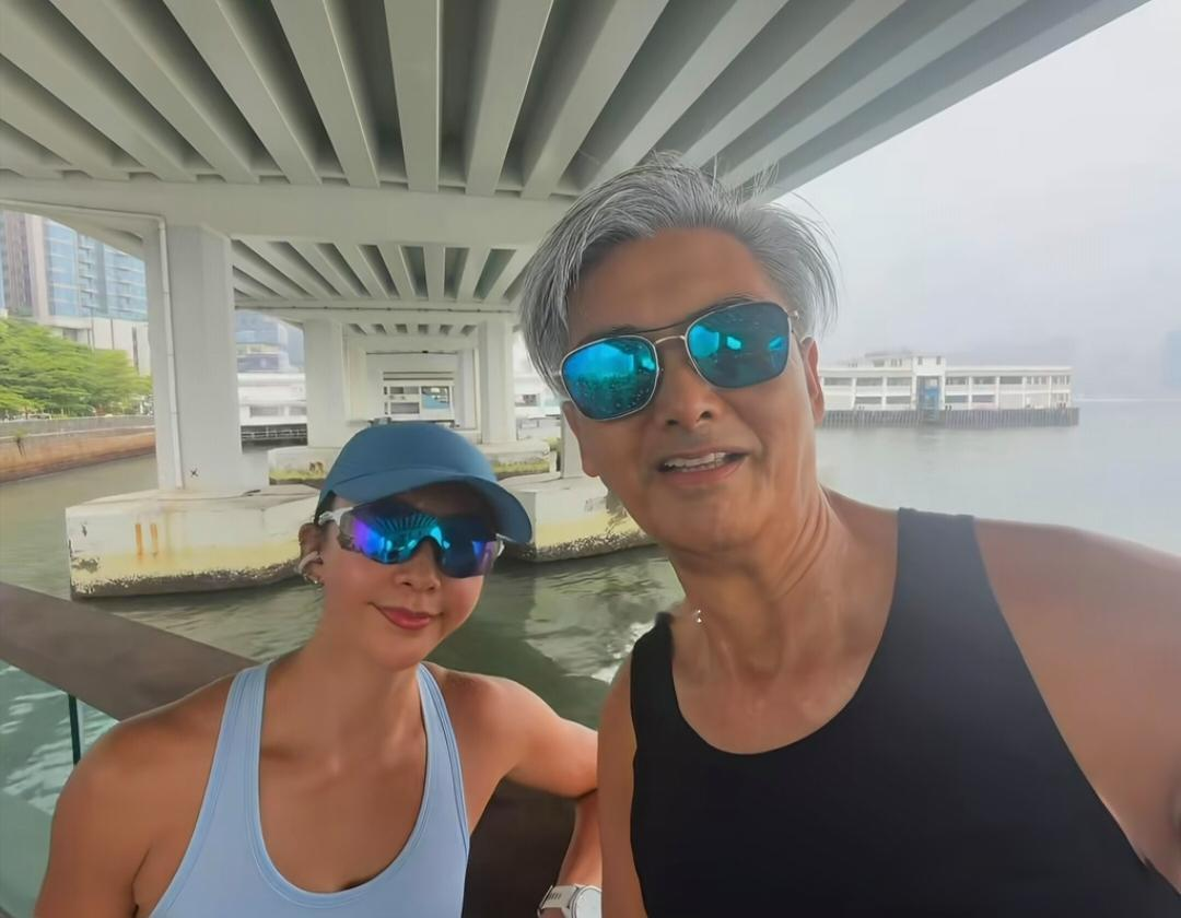 71岁周润发在香港晨跑被偶遇，一身黑色运动服配着大墨镜，酷帅有型，身姿挺拔，虽然满头银发，面容苍老，但精气神十足！