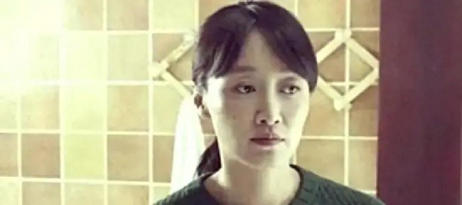 49岁赵子琪304票一轮游被淘汰，取包被拒怒斥扫地出门，连发微博喊话芒果TV“是逼我爆所有的料吗”，二十年官司赢了却撕不掉标签
孙怡团总分845分，赢了。阚清子团822分，输了。但最终淘汰的人，坐在了赵子琪的位置上。
原因不在舞台，在规则。
队长1v1对决，孙怡423票输给阚清子468票，触发“败队