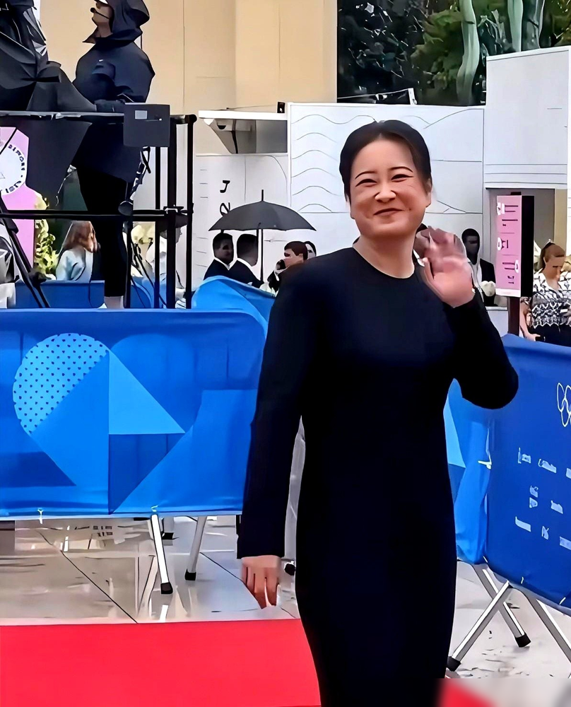贾玲自曝体重反弹，藏着娱乐圈没人敢说的真相！
为拍《热辣滚烫》，贾玲从210斤瘦到109斤，拿下34.6亿票房。现在她体重回到140斤，说当初极低体脂只是为了电影画面，现在更看重健康和自在。
其实演艺圈早有极端体重变化的先例，贝尔为角色暴瘦又快速增重，阿米尔汗半年换体型，还有演员因为极端增重落下