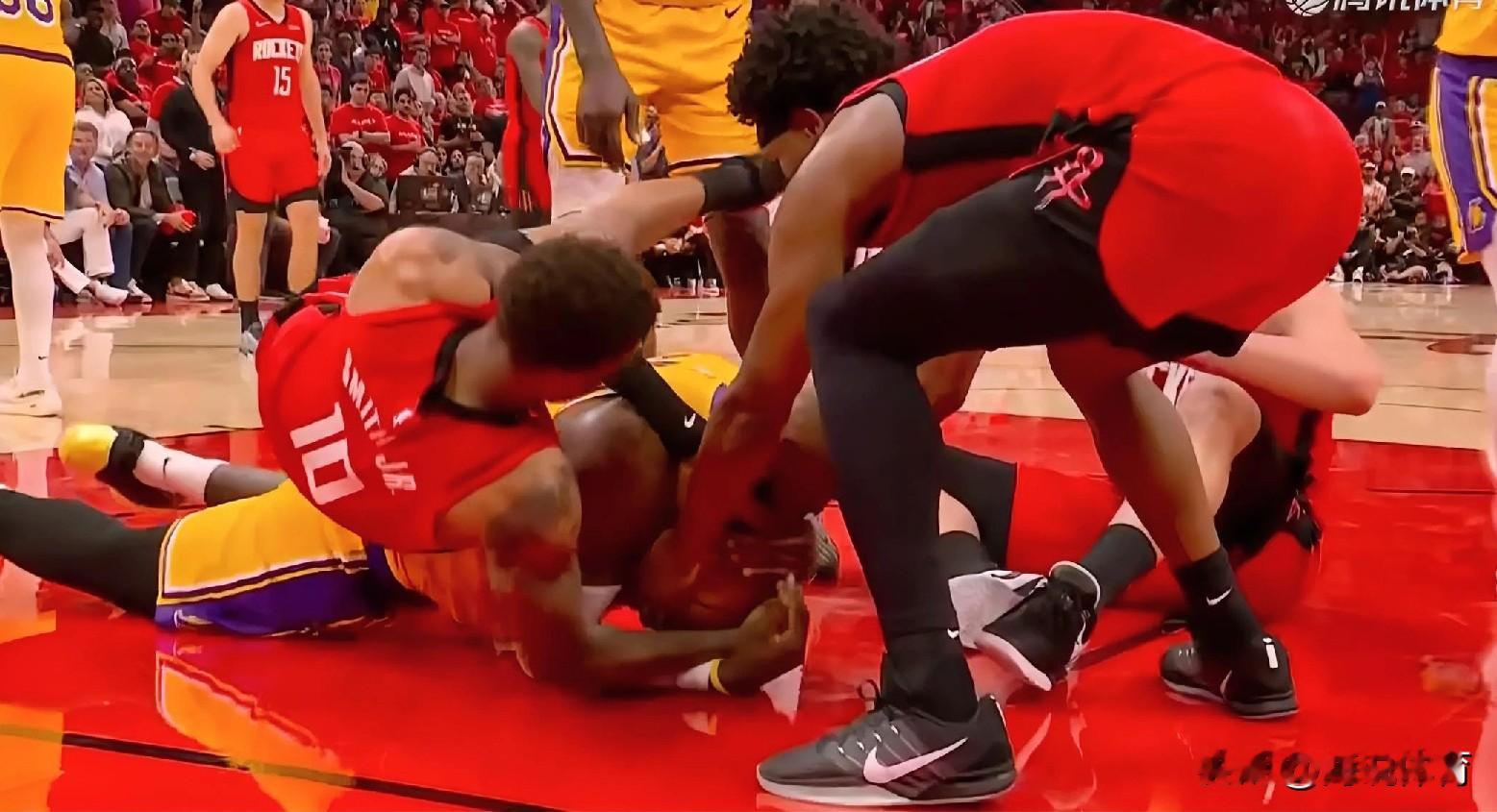 小贾史密斯太不尊重詹姆斯了！  4月25日，NBA季后赛湖人VS火箭加...