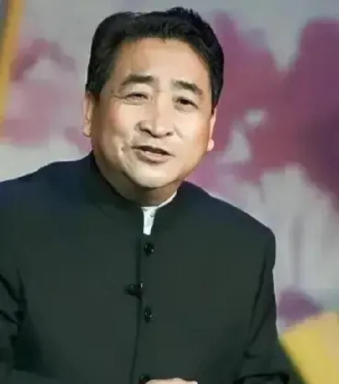 德云社的演员居然公开把姜昆给夸上了天，这话要是搁在前几年，两边的拥趸高低得吵翻天。
郑好在直播间里聊起姜昆，语气出奇地客观坦荡。
他说姜昆那是真有大能耐，二十出头就能响彻全国，那些老段子直接成了一代人的集体记忆。
在郑好眼里，姜昆是实打实红了一辈子。现在舞台动静小了，无非是属于老人家的黄金时代