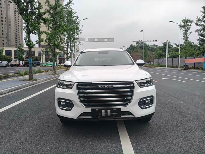 10万预算二手国产SUV：哈弗H6还是吉利星越L？
10万预算在国产SUV里挑二手，我带客户看得最多的就是哈弗H6和吉利星越L。这俩车都是自家门口的门面担当，一个常年霸占销量榜，一个把配置堆到越级，但真把二手车价格摆在一起，选择逻辑其实特别清晰。
先把行情数给你报一下。哈弗H6这边，21、22款1.