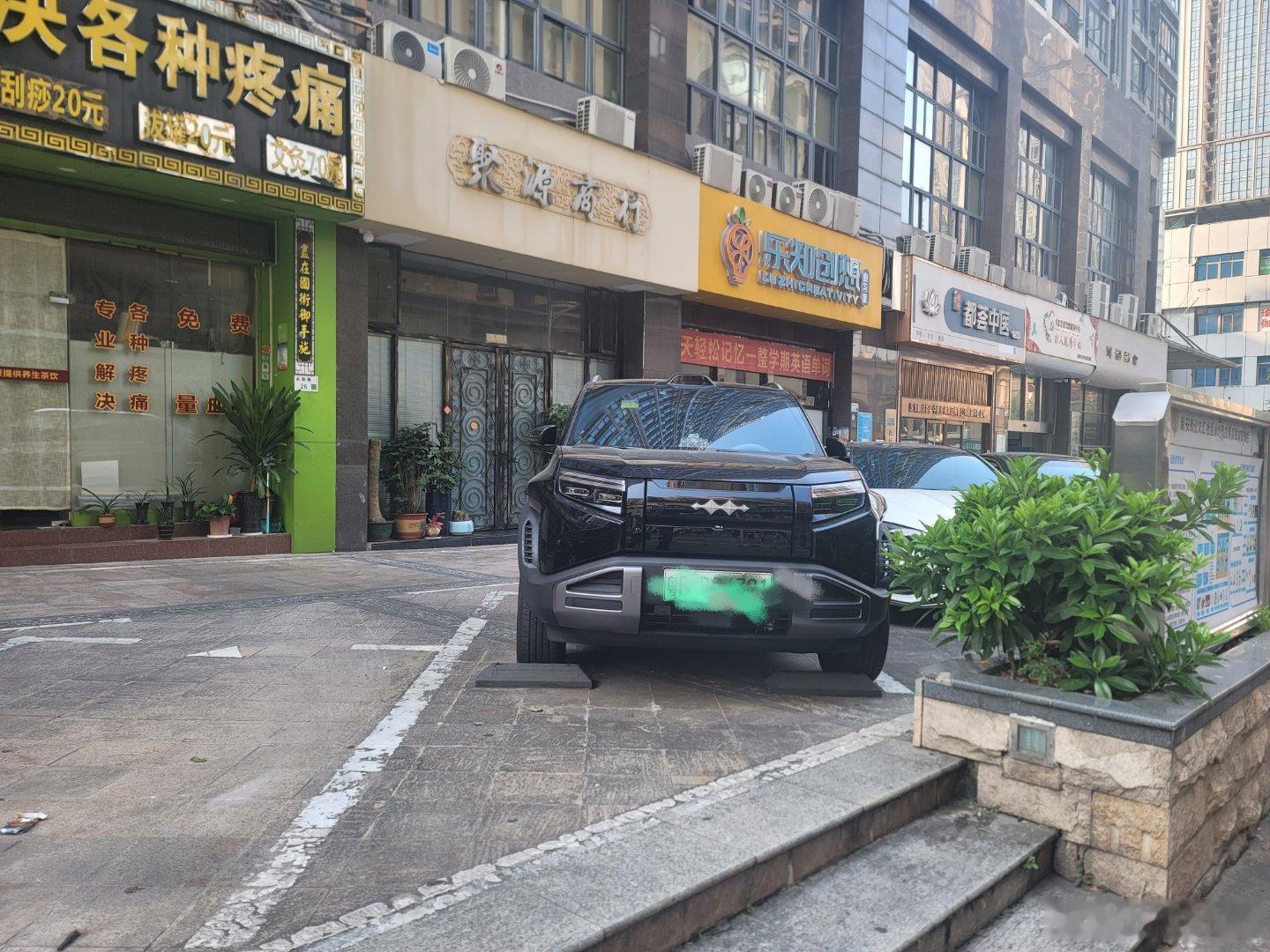 小豹子前脸一副凶凶的样子，竟然感觉有那么点可爱！
#方程豹##比亚迪##比亚迪大汉23.59万起上市# ​