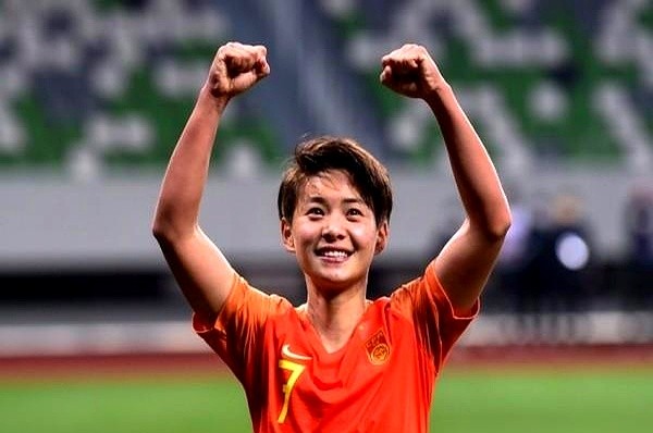 24岁从大巴黎回来只能坐半场板凳，31岁却要靠她带伤硬扛。

2019年世界杯，24岁正值当打之年的王霜，被贾秀全一句“不需要球星”按在板凳上看了半场。那次输给韩国，球队连铜牌都没摸着。

后来她去热刺坐穿冷板凳，2025年回国加盟武汉。到了10月亚运会，全队只能指望31岁的王霜带伤死撑，最后拼到底