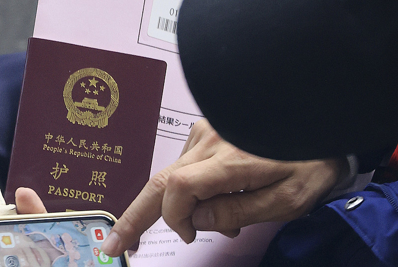 日本7月将中国人赴日签证费上涨五倍，中方依据国际对等原则作出反制。自9月14日起，上调日本公民来华签证费用，单次签证达一万六千多日元。此次调价仅针对日本公民，其他国家签证费保持不变，已经受理的申请依旧按旧标准计费。本次只是上调签证手续费，签证审核条件并未改动，会抬高日本人来华旅游、商务出行的成本，属