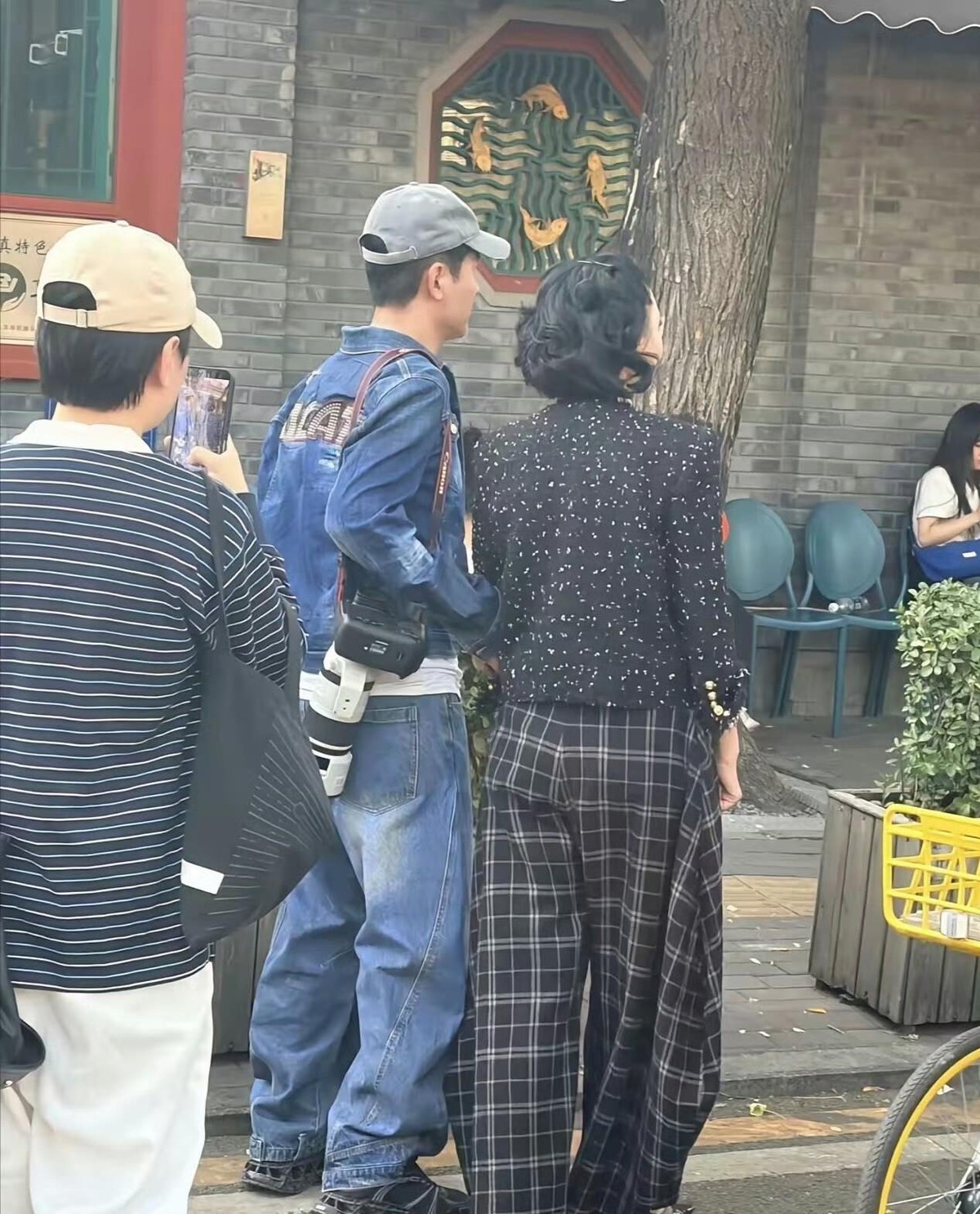 郭晓东和程莉莎在北京公园散步被偶遇，51岁的他背着长筒摄像机在健身器材上锻炼，全程自然不躲闪。这画面让人想起今年春节他俩回山东老家赶大集的样子，穿着大红大绿羽绒服，没戴口罩墨镜，程莉莎拎着炒货跟摊主问价，郭晓东在旁边给她擦嘴，被乡亲认出来就大大方方合影。说实话，明星回村过年、公园遛弯这种事，搁别人身