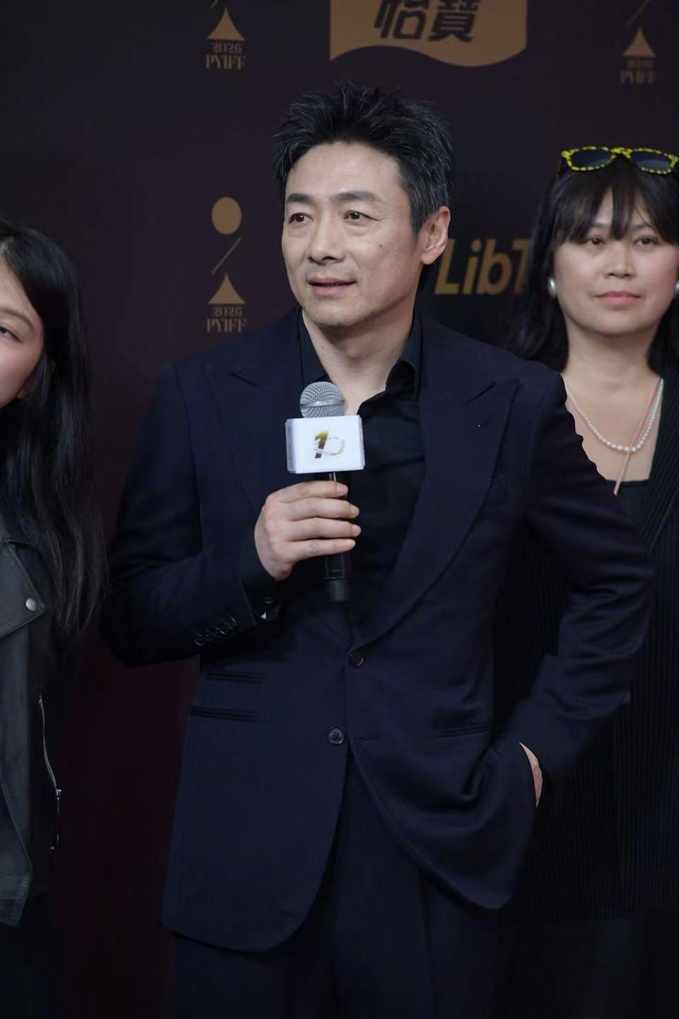 【#第十届平遥国际电影展开幕式#】贾樟柯、赵涛夫妇，黄渤、祖峰、李心洁、董子健、沈佳妮、五条人乐队等齐聚欢迎仪式红毯。 ​