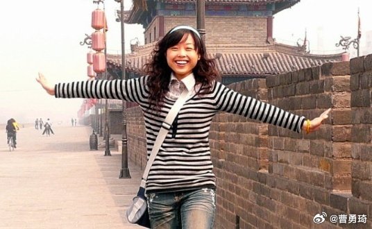 向倩老师，2008年5月12日的汶川地震中，向倩老师自己身体被砸成了三段，而她双手环抱将三名学生紧紧搂于胸前，保护学生。壮烈牺牲，时年仅21岁。[伤心]
让我们一起记住他的名字：向倩 ​