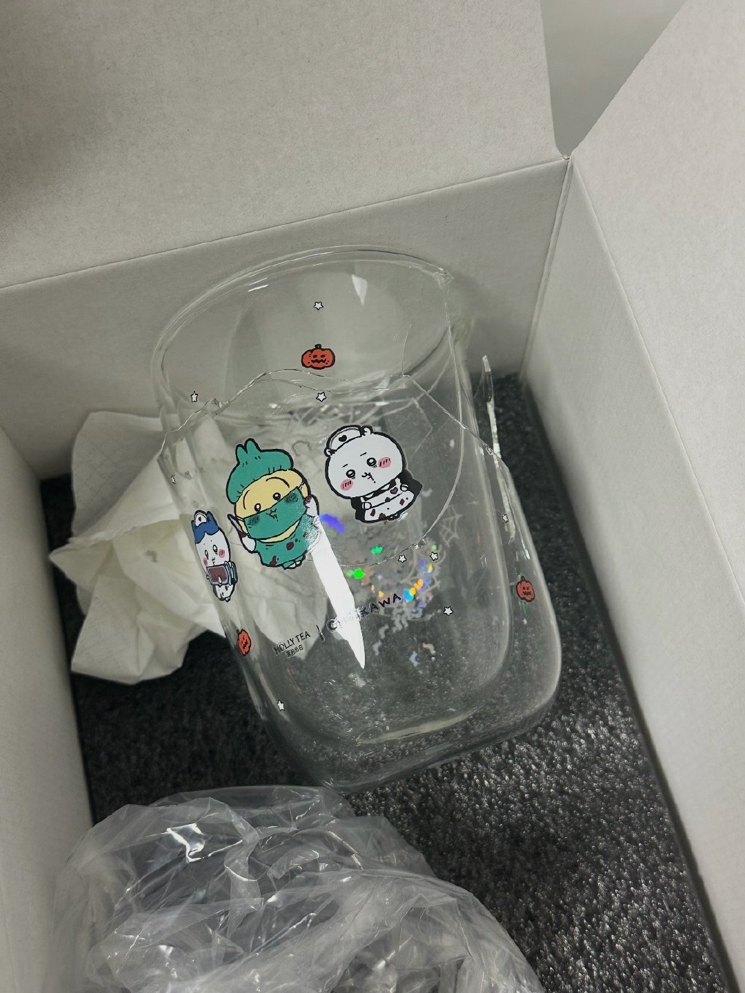 #茉莉奶白联名杯爆裂 还敢用吗#
网友使用茉莉奶白与chiikawa的联名杯子时，杯子碎裂并导致手腕受伤，搜了下这样的事情并不止一起。

靠IP吸引大家抢购，周边质量却跟不上，茉莉奶白，你联名给我联好了啊！ ​