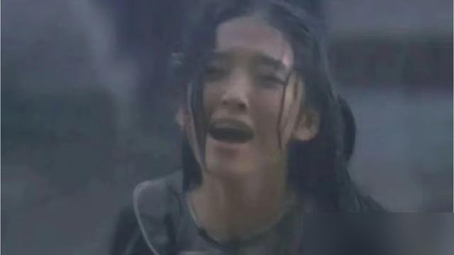 祺贵人死前被扒了鞋，光着脚在雨地里爬，嘴里还喊着“皇上饶命”。
苏培盛连眼皮都没抬，直接让人拖去乱葬岗。一个满军旗贵女，死的时候连双袜子都没留下。
《甄嬛传》播了十几年，唐艺昕这张脸愣是没被骂过。观众恨祺贵人蠢，却没人恨她演得真。
可现实里的唐艺昕，跟祺贵人完全是两个命。产后皮肤病折磨她四年，