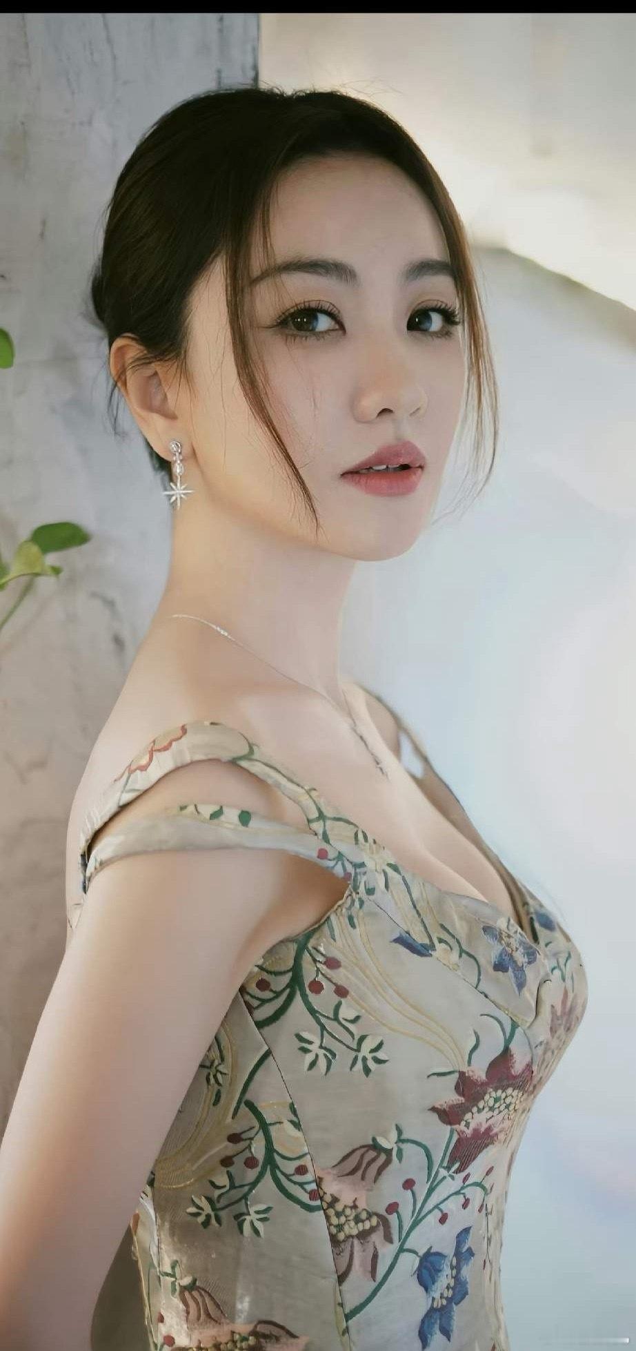 1.吴倩她转入泰洋川禾还是挺开心的，她资源人脉一直都挺好的，圈里人缘挺好的，虽然热度不高，但都愿意给机会，但她事业心也是一阵一阵的。

2.杨蓉每次合约要到期的时候，都会提前跟于正那边沟通，然后主动续约，条款什么的都不变，把于正公司当成养老单位了。

3.于和伟他后边有很多大剧要上，资源真 ​