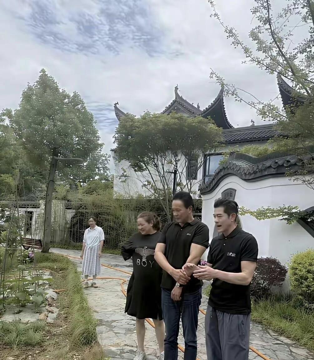 方媛的舅舅，比郭富城还有钱？
我一开始也不信。
直到有人扒出方媛每次带郭富城回老家，住的根本不是普通民宅，而是她舅舅名下的一套豪宅，装修气派、地段讲究，完全不是普通人家能撑起来的场面。
更让人意外的是，这位舅舅在当地生意做得不小，涉及地产、餐饮好几个领域，身家相当厚实。方媛当年从安徽小城走出来，大家