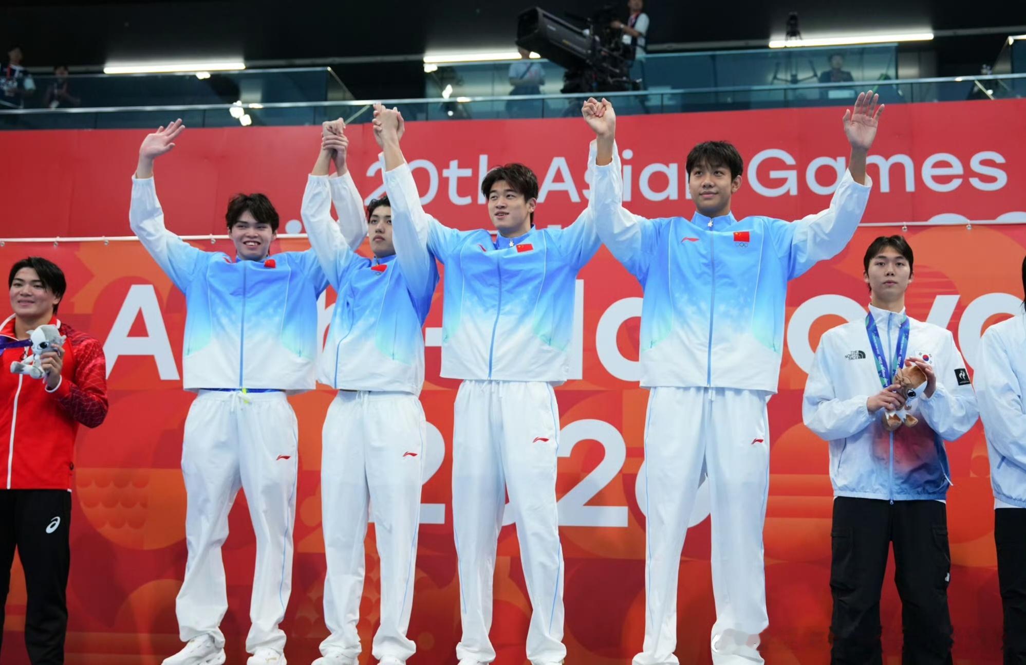 #中国队男子4X200米自接金牌##张展硕最后时刻反超#
这池水记得，
记得十六年前的破浪，
记得三届亚运的征途，
记得每一代游泳人出发时的坚定。
今夜名古屋，最后一棒触壁——
所有未竟，终于圆满。
9月21日亚运游泳赛场，由徐海博、费立纬、潘展乐、张展硕组成的中国队在男子4x200米自由泳接力比赛中， ​