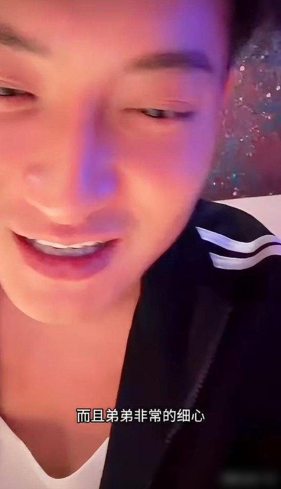 黄子韬直播被问王鹤棣，他张嘴就是“好兄弟”，结果徐艺洋补了一句：这人直，但心细。
就这一句，黄子韬醋劲上来了，开始翻旧账。
他说成都演唱会庆功宴那晚，自己身体不舒服，谁都没说，一个人先撤了。结果王鹤棣追到酒店房间，敲门，进来，就为看一眼他到底咋样。
黄子韬讲完，直播间安静了两秒。
一个顶流追
