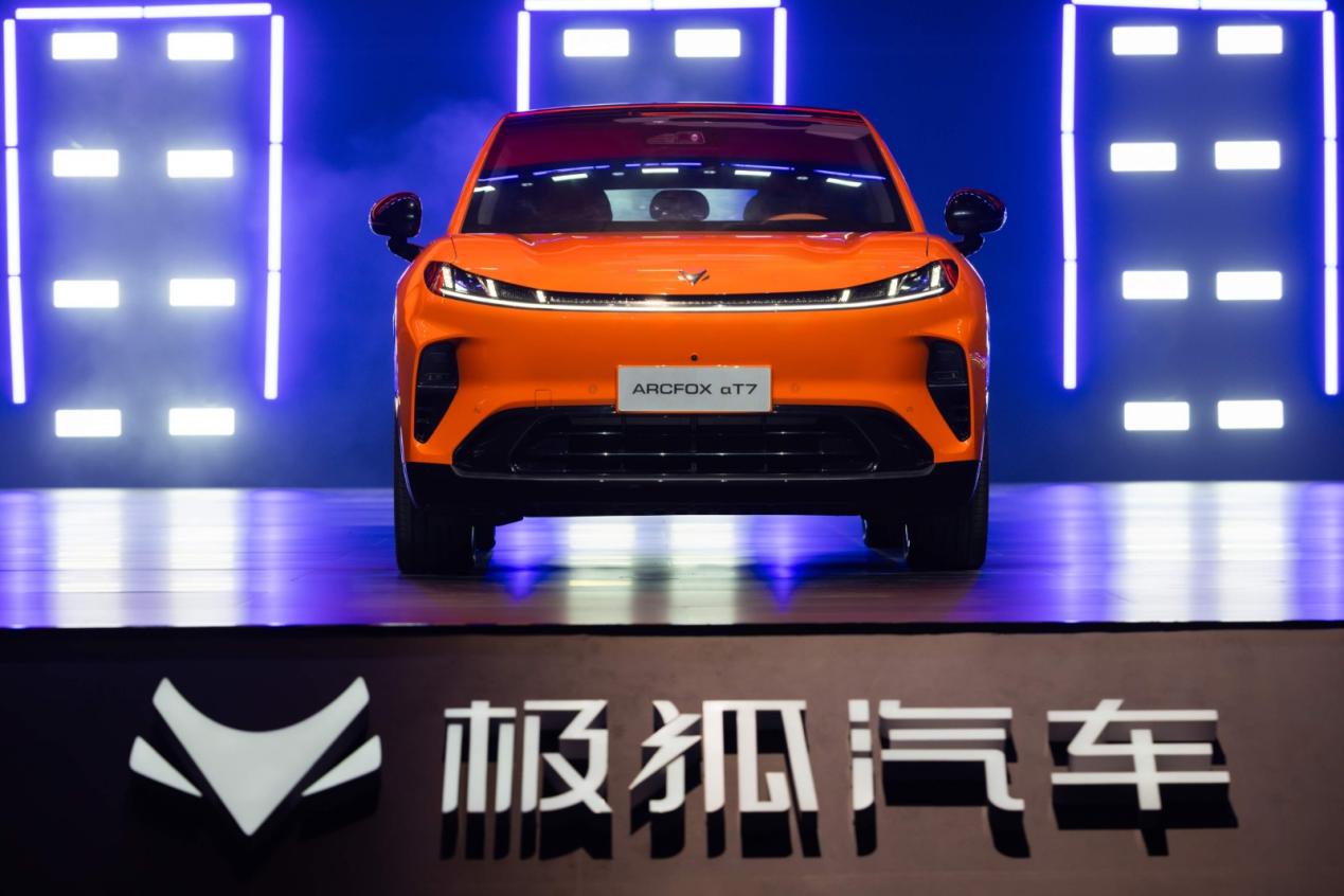 换车核心诉求：安全、大空间、靠谱三电，不想在关键配置上妥协。走进门店体验极狐阿尔法T7，车内空间表现超出我的预期，前后排都不会局促。车机操作顺滑，各类功能布局直观好上手。底盘调校偏向家用舒适，过减速带的时候不会生硬弹跳。

高刚性车身守护驾乘安全，全系宁德时代电池保障用车安心，麦格纳底盘带来更好行驶