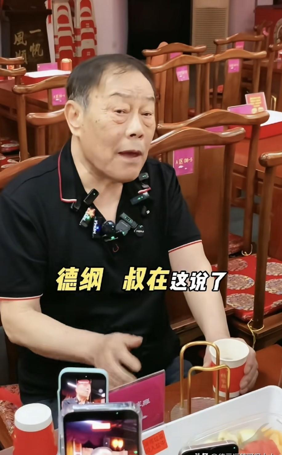 最近看到杨少华的大儿子杨威发了个视频，跟郭德纲喊话。
他说自己打心眼里佩服郭德纲的勤奋，而且还专门说了句，以后绝不借着郭德纲的名气去蹭流量。
我这两天脑子里老浮现他说的“绝不蹭流量”那句话。
现在网上动不动就是谁碰瓷谁，能借点光抓紧借，太普遍了。
他按资历也是长辈那一路的，能把这句“我不蹭你”当众说