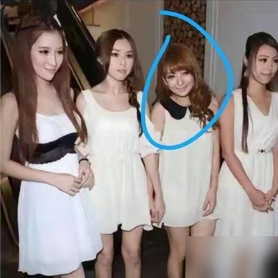 方媛当年那张合照，搁现在看就是两个人。
可你再看她如今坐哪儿——郭富城演唱会VIP包厢，怀里抱着老三，大女儿二女儿在台上跟他爸跳鲨鱼舞，她在底下录视频，配文轻飘飘一句“3宝也来挑战了”。
这才叫真赢家。不吵不闹，不晒包不晒车，晒的是老公把两个女儿正式介绍给全场观众，晒的是一家五口新加坡度假，晒的