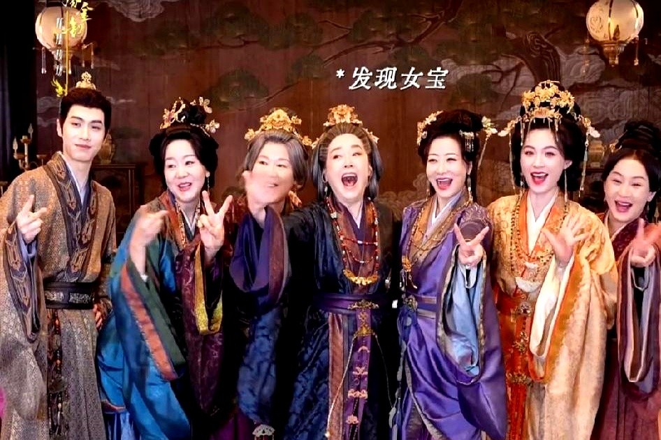 前一秒还是温柔妻子，后一秒直接变成恶毒假千金。

田曦薇在《嫁金钗》里这种疯批反差，真让人恨得牙痒又挪不开眼。豪门真假千金题材最近是真火，哪怕这部剧没蹭上热门的读心设定，光看她两副面孔来回切，戏就差不了。

但线下宣发能不能少搞点煽情？

全场按着头夸演员有多努力，听得人直皱眉头。演得好大家眼里有数
