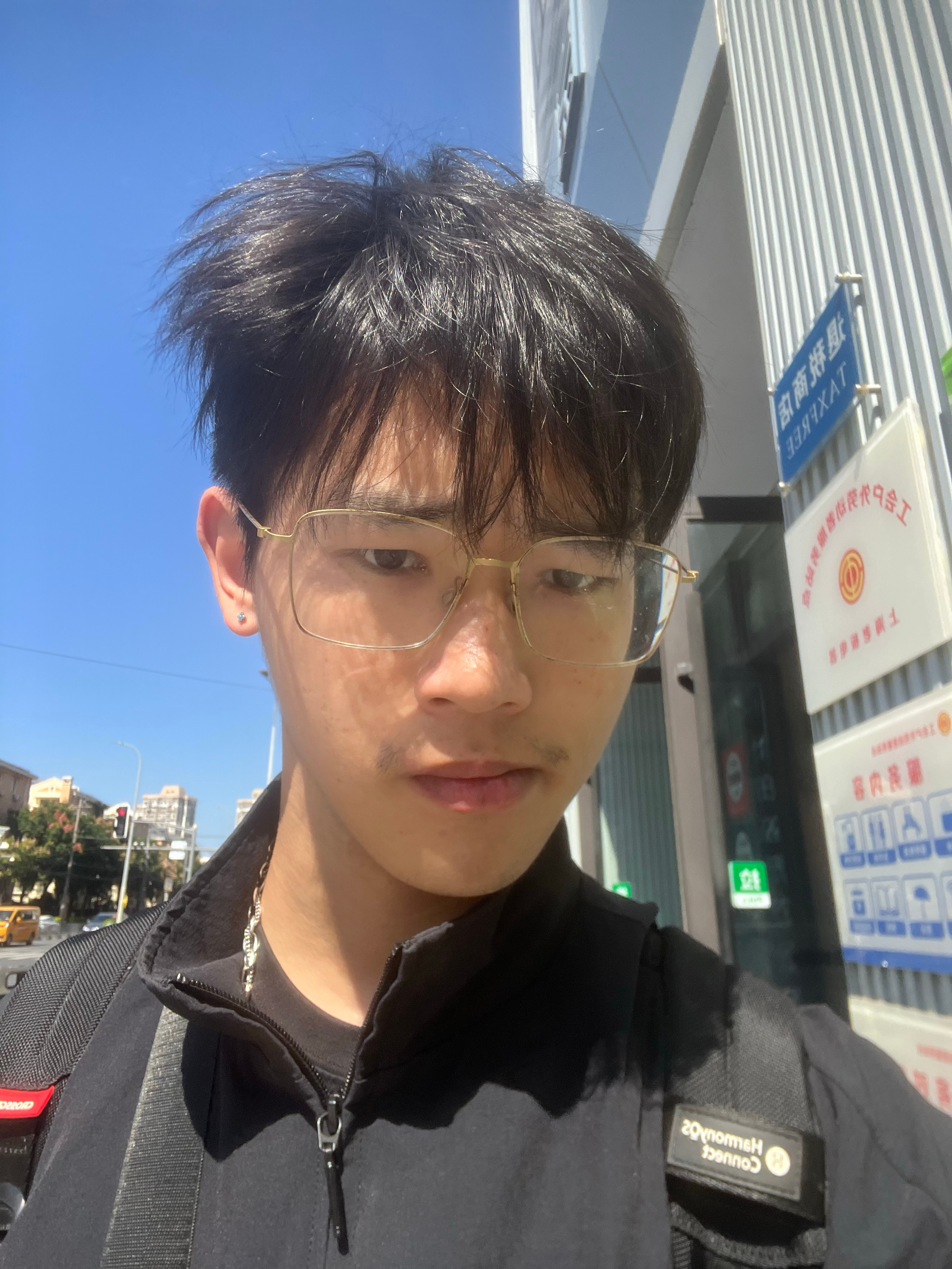 今天提前买了准备20号发工资才买的，apple watch，奖励自己调整心态吧黄鱼上面买的[doge]，999也是拿下了apple watchs9，感觉挺不错的，美丽小飞舞，主要是本来的老手表不行了，现在又都是用苹果，所以一样的好一点吧，买了继续看健身数据还有睡眠质量的，明天要重新开始健身啦，今天挺烦的是13p手机屏 ​