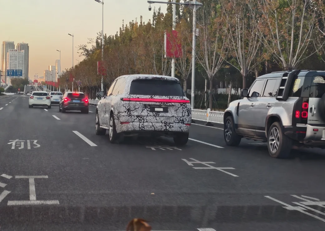 在天津居然遇到了伪装车，看样子像理想，有知道是啥车的吗？