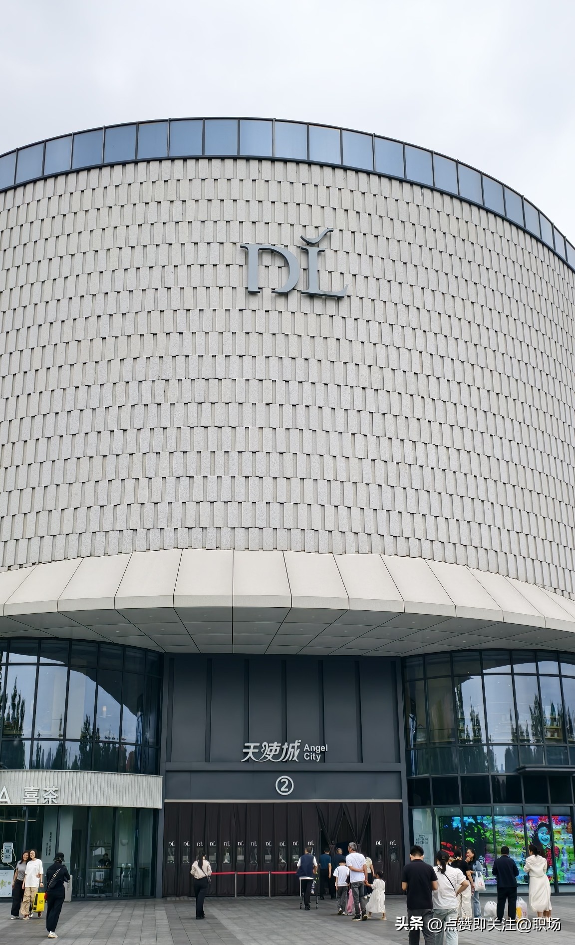 胖东来月饼改线上限购自提！不用熬夜排队，真的是几家欢喜几家愁
 
胖东来的月饼又火了！今年直接调整售卖方式，改成线上限购、线下自提，不再开 放线下排队抢 购。
 
往年一到中秋，胖东来门店门口早早排起长队，不少人 大老远专门跑过去，就为买一盒网红月饼，费时又耗精力，甚至还有黄牛加价倒卖。
 
现在换