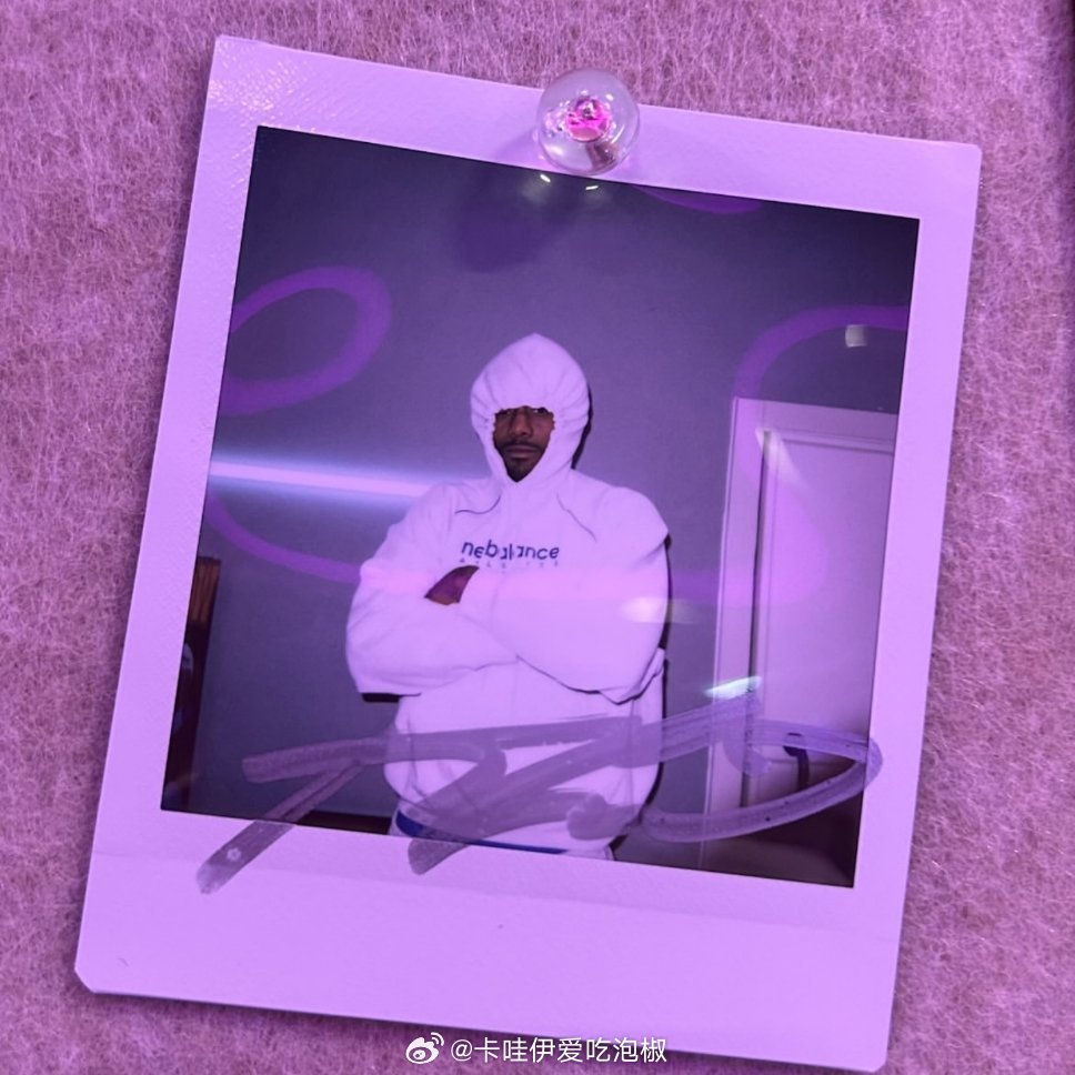 卡子这张拍立得有点蟀噢
#伦纳德中国行# ​