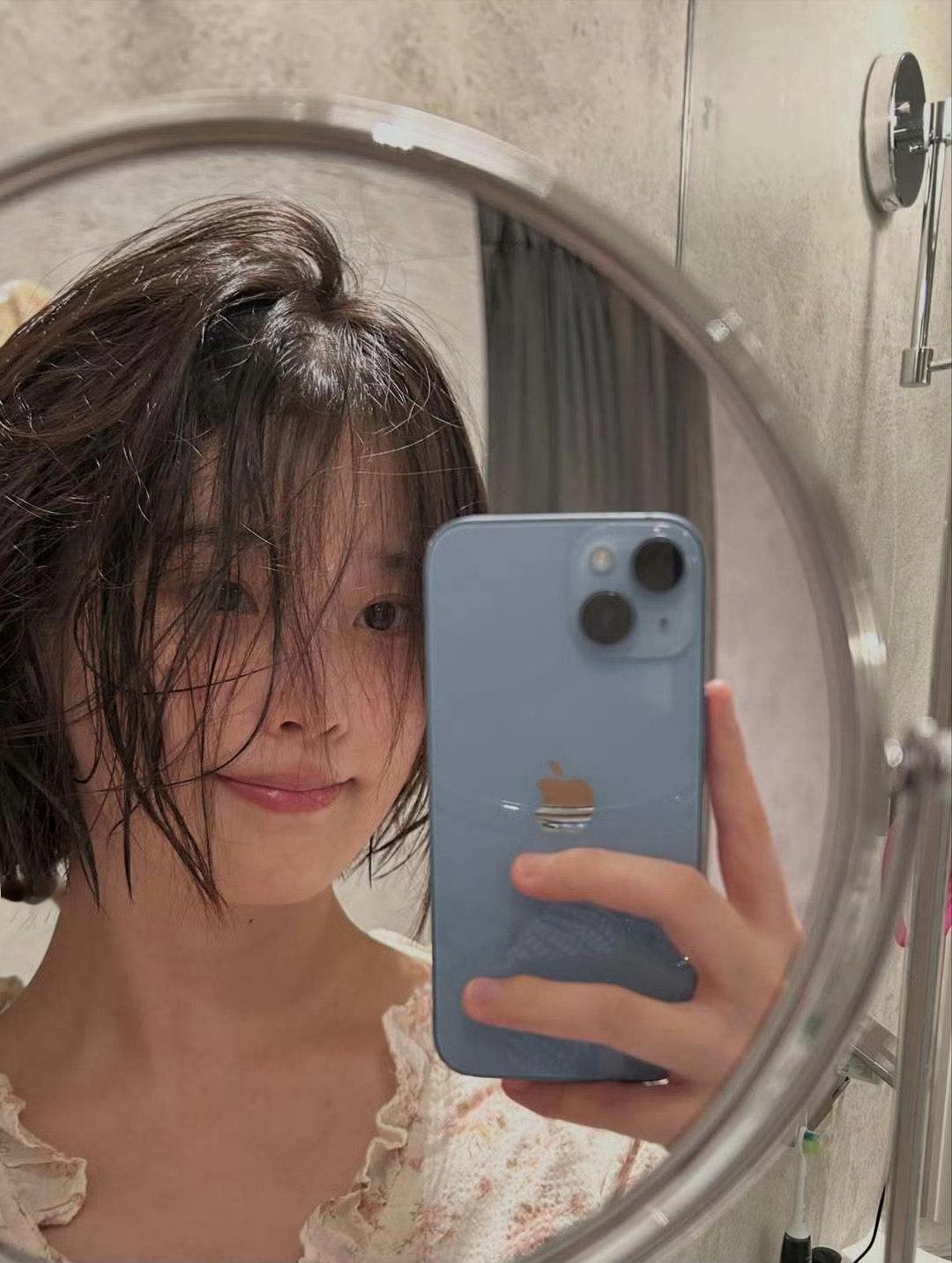 #IU[超话]# 欧尼洗完澡粉粉嫩嫩真的是[抱一抱][抱一抱][抱一抱] ​