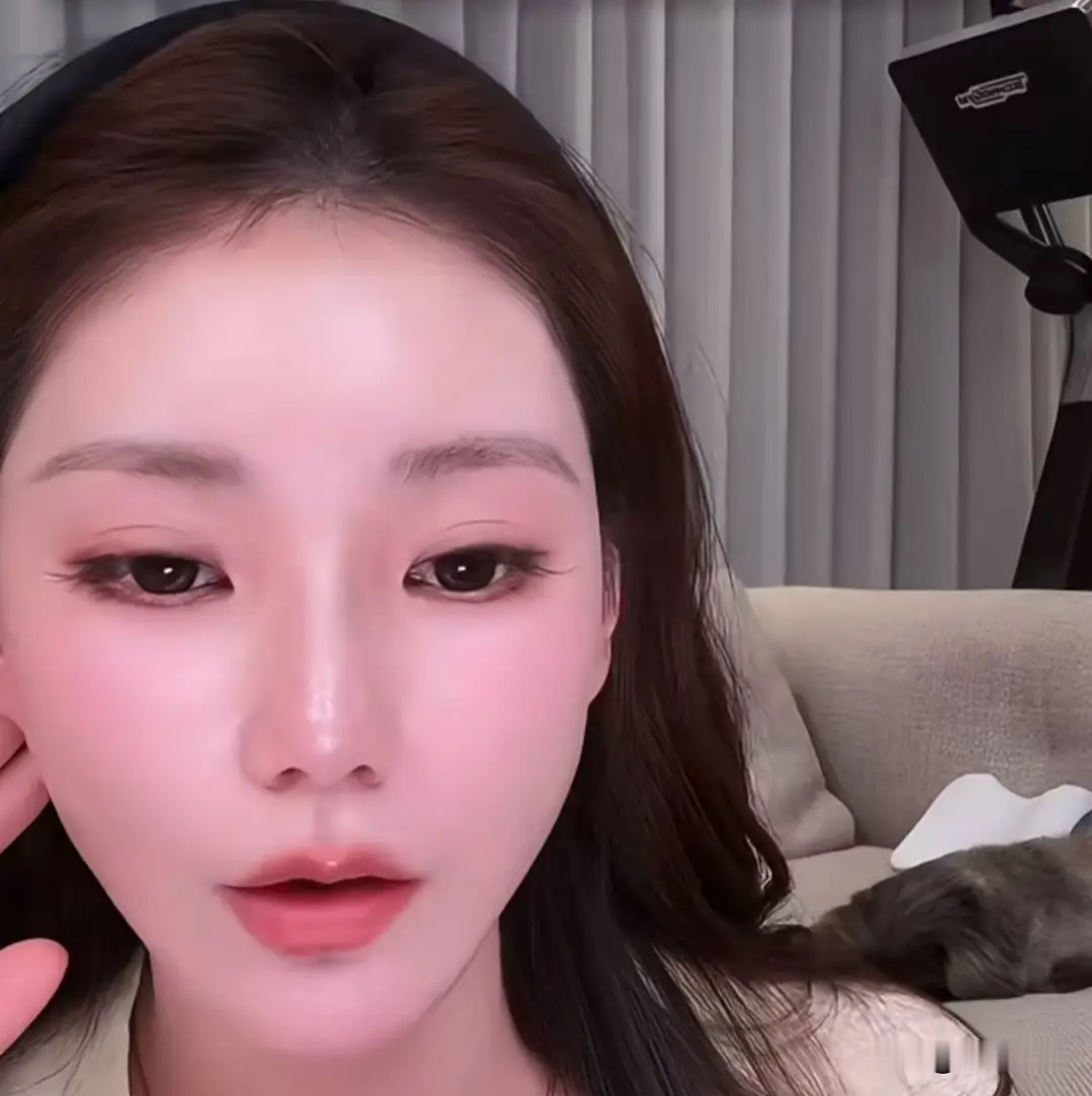 马筱梅为什么后来都没有再提两个孩子了？不是因为她不爱两个孩子，而是二婚家庭经营起来比一婚家庭难很多。
第一、马筱梅干预不了两个孩子的任何事情。
就拿回北京读书这件事情来讲，马筱梅有一次在直播间就说过，她和汪小菲的因为两个孩子回不回北京读书的问题而吵架，汪小菲叫她不要多管，她气得饭都吃不下去。
第二、